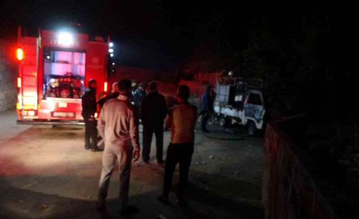 Malatya’da park halindeki araçta çıkan yangın paniğe neden oldu