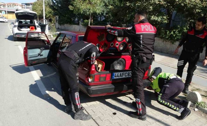 Malatya’da polisin "dur" ihtarına uymayan araçta uyuşturucu ele geçirildi