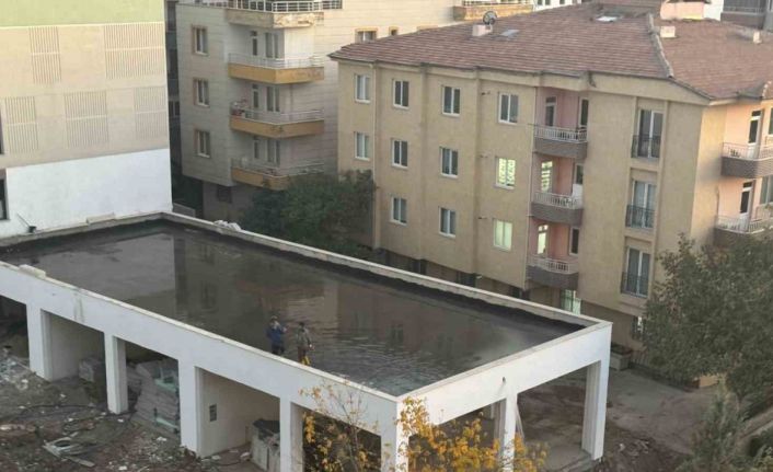 Malatya’da rezerv alandaki inşaat suyla doldu, tahliye için duvar delindi