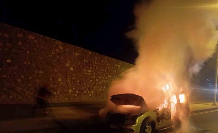 Malatya’da seyir halindeki otomobil alev aldı