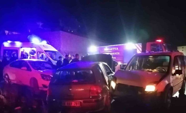 Malatya’da üç aracın karıştığı kazada 2 kişi yaralandı