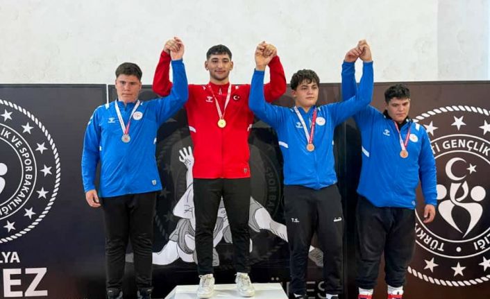 Manavgatlı güreşçilerden çifte şampiyonluk