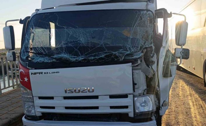 Manavgat’ta kamyon ile tır çarpıştı