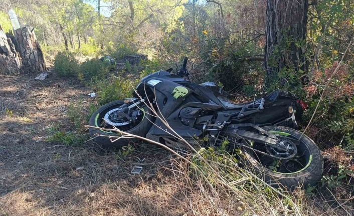 Manavgat’ta virajı alamayan motosikletli ağaca çarptı: 2 yaralı