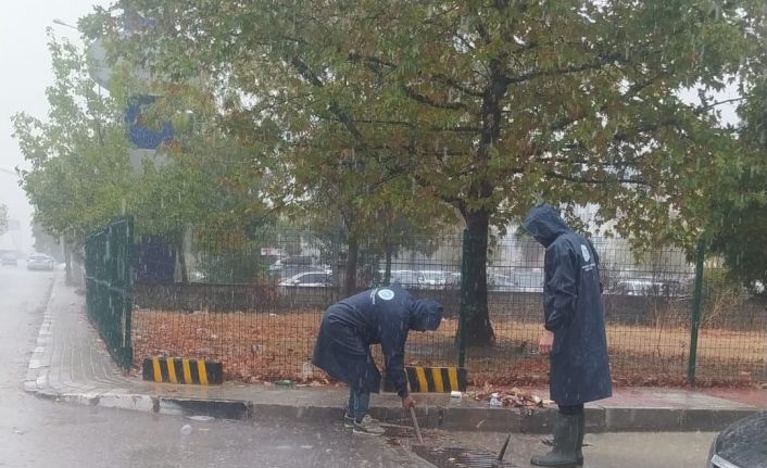 Manisa Büyükşehir ve MASKİ ekipleri yağmur için sahada