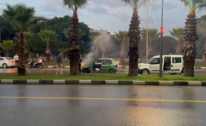 Manisa’da seyir halindeki otomobil alev aldı