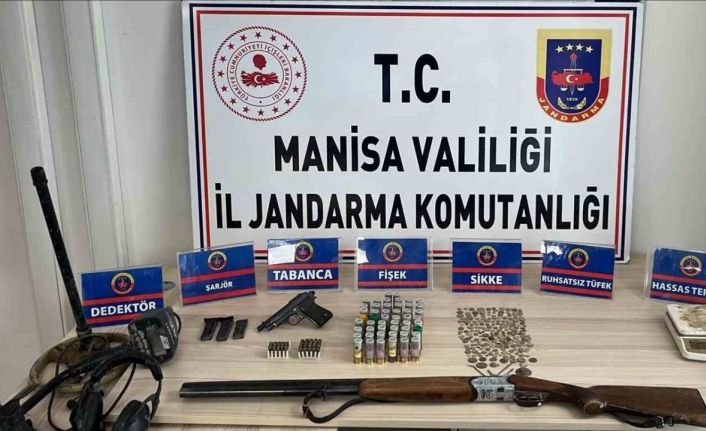 Manisa’da tarihi eser operasyonu: 289 obje, silahlar ve dedektör ele geçirildi