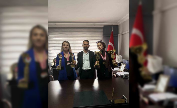 Manisalı kuaförler Antalya’dan 4 kupayla döndü