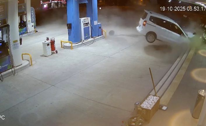 Mardin’de faciadan dönüldü: Ticari araç benzin istasyonuna daldı, 2 kişi yaralandı