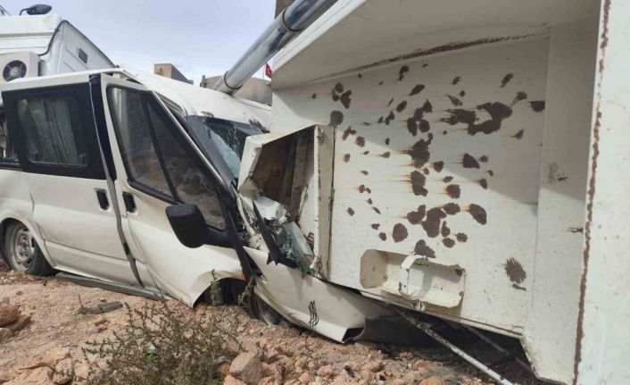 Mardin’de mucur boşaltan kamyon, park halindeki minibüsün üzerine devrildi