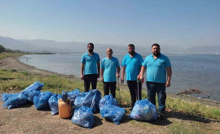 Mavi Takım ekiplerinden sahil temizliği