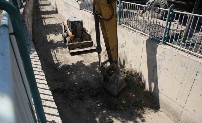 Melikgazi’de taşkın su kanalları temizleniyor