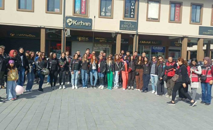 Meme kanserine dikkat çekmek için motosiklet turu attılar