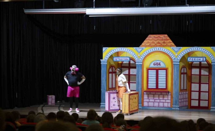 Mersin Şehir Tiyatrosu çocuklar için perdelerini açtı