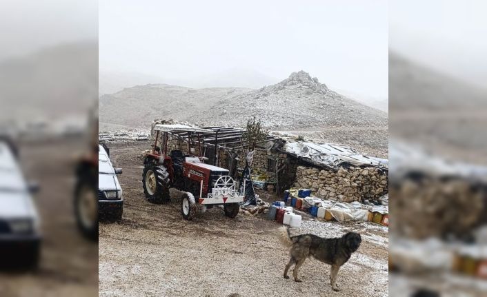 Mersin’de Anamur’un yüksek kesimlerine mevsimin ilk karı düştü