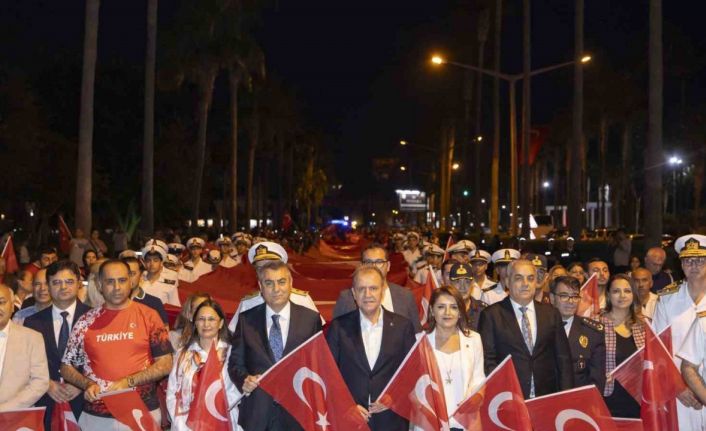 Mersin’de ’bayrak yürüyüşü’ düzenlendi