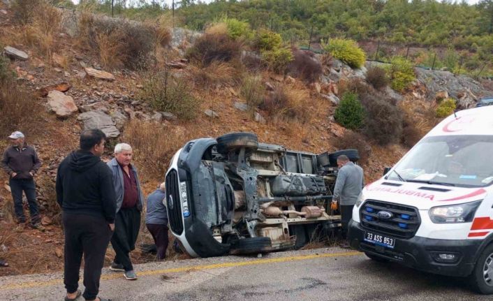 Mersin’de kamyonet devrildi: 3 yaralı