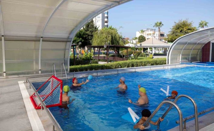 Mersin’de özel bireyler hem yüzme öğreniyor hem sosyalleşiyor
