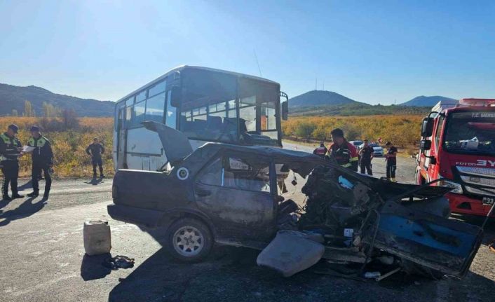 Mersin’de tarım işçilerini taşıyan midibüs otomobille çarpıştı: 3 ölü, 12 yaralı
