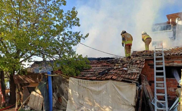 Metruk binada çıkan yangın korkuttu