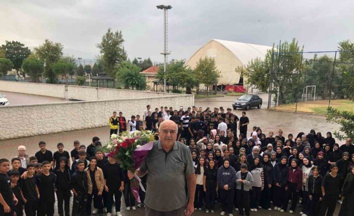 Mezun olduğu okulda 40 yıl görev yapan öğretmen ağlatan törenle emekli oldu