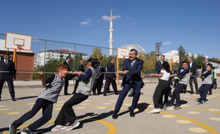 Milli Eğitim Bakanı Tekin, çocukların ip çekme yarışına katıldı, onlarla yakan top oynadı