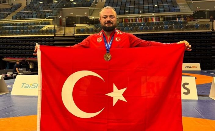 Milli güreşçi Sarıçiçek dünya üçüncüsü oldu