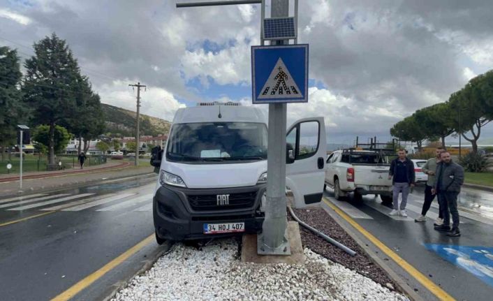 Minibüs direğe çarptı, sürücü yaralandı