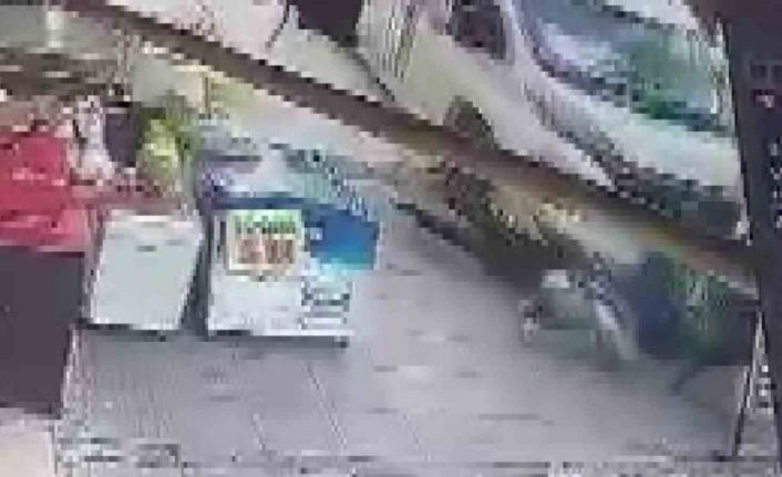 Minibüs kaldırıma çıkıp yayalara çarptı: 2 yaralı