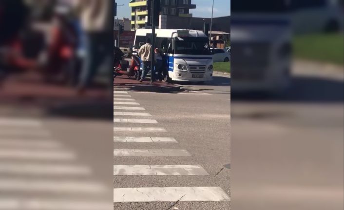 Minibüs şoförü ile motokurye birbirine girdi