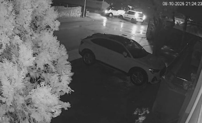 Minibüsle hafif ticari aracın çarpıştığı kaza kamerada