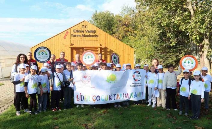 Minik eller toprağa dokundu, üretimin değerini öğrendi