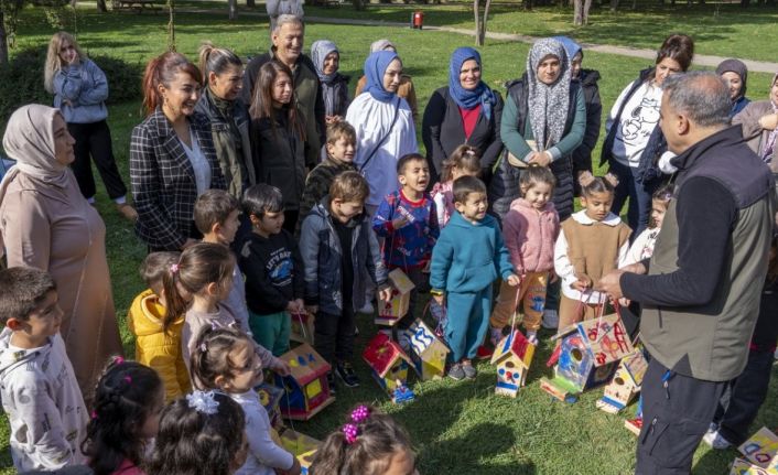 Minik ellerden kuşlara sıcak yuva