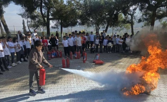Minik itfaiyeciler yangın güvenliğini öğrendi