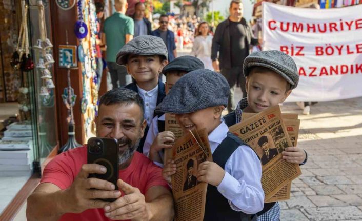Minik öğrenciler 102 yıl öncesinin gazetecileri oldu