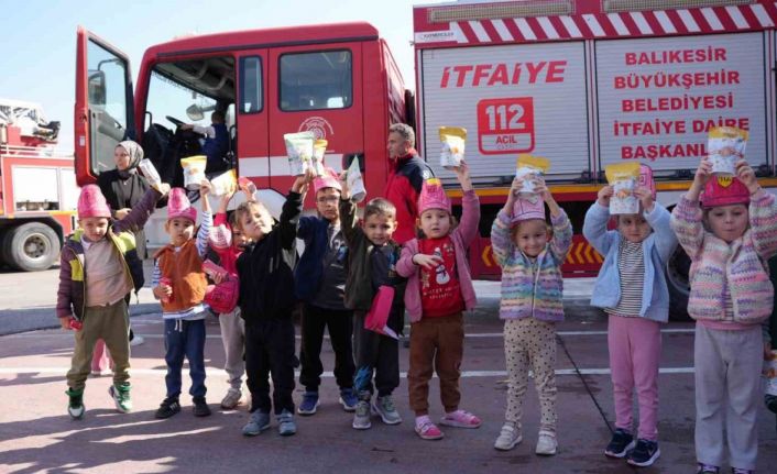 Minik öğrencilerden itfaiyecilere anlamlı ziyaret