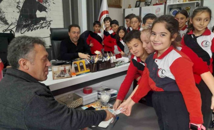 Minikler Gazze için bileklik yapıp sattı