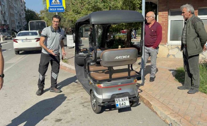 Motorlu bisiklet, yayaya yol veren otomobile çarptı: 1 yaralı