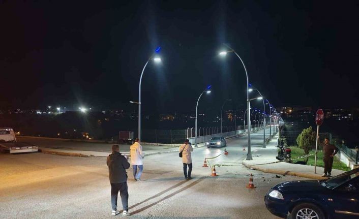 Motosiklet ile hafif ticari araç çarpıştı: 2 yaralı