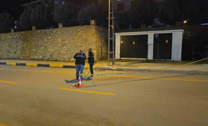 Motosiklet kaldırıma çarptı: 1 ölü, 1 yaralı