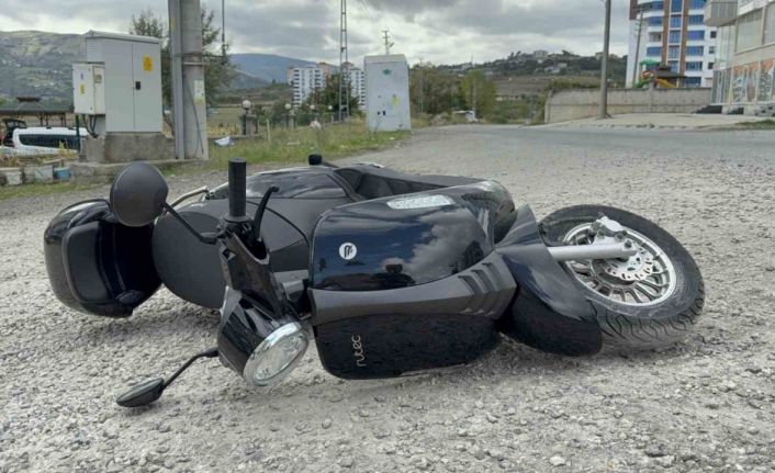 Motosiklet mucurlu yolda devrildi: Kaza anı kamerada