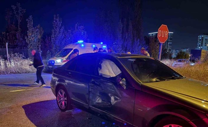 Motosiklet otomobile çarptı: 1’i ağır 4 yaralı