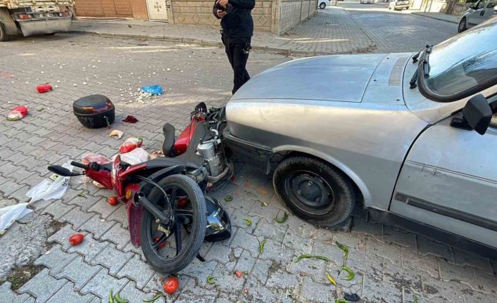 Motosiklet sürücüsünün yaralandığı kazada sebzeler yola saçıldı