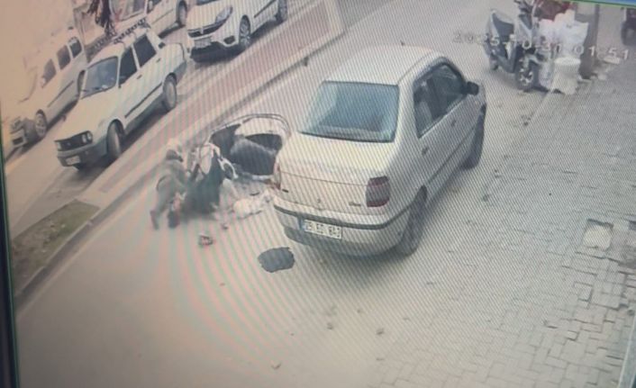 Motosiklet yayaya çarptı: 2 yaralı