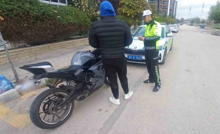 Motosikletinin plakasını bantla değiştiren sürücü polise yakalandı