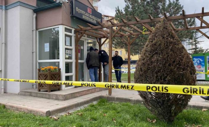 Motosikletli saldırgan muhtarlığa kurşun yağdırdı