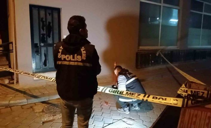 Motosikletli saldırganlar iş yerine tüfekle 3 el ateş açıp kaçtı