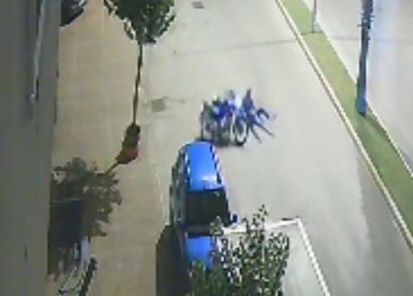 Motosikletlinin yola savrulup olay yerinden uzaklaşması kamerada