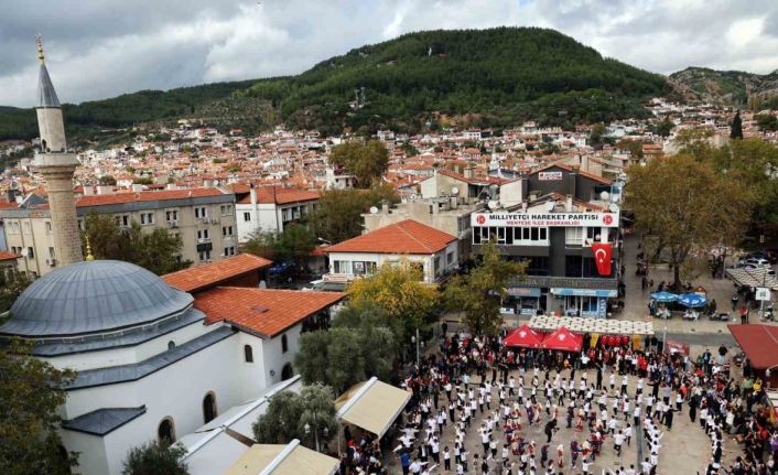 MTK Koleji’nden "Adım Adım Cumhuriyet" Zeybek gösterisi