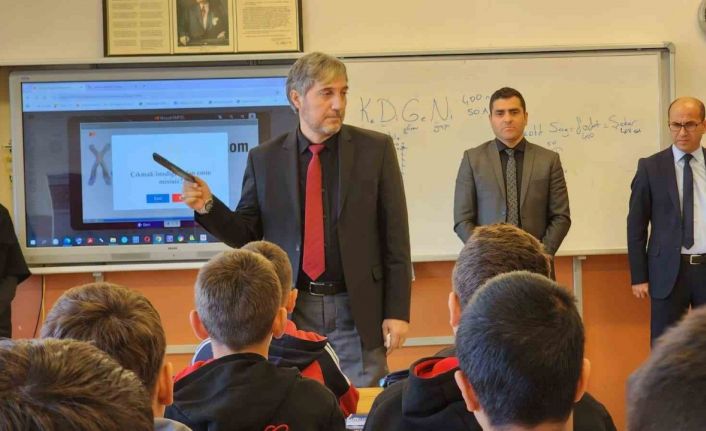 Müdür Yılmaz: "Çocuklarımıza birey olmayı öğretirken onları ailelerinden koparmayalım"